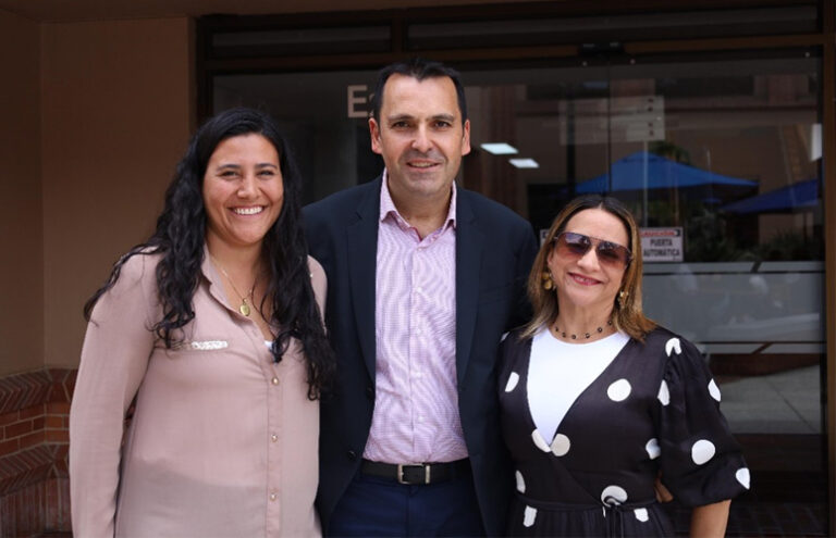 Fermín Carrillo junto a Jennifer Ibagon (izda.), Responsable Internacional, y Rocío González Bernal (dcha.), Decana de la Facultad de Psicología y Ciencias del Comportamiento de la Universidad de La Sabana.