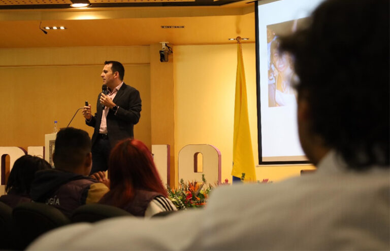 Fermín Carrillo durante una conferencia en la Universidad de La Sabana.