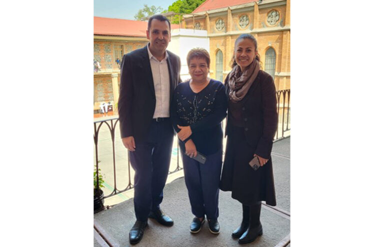 Fermín Carrillo con Carmen Zaragoza, Directora Académica y Miroslava Aguilar, Directora de Licenciatura de la Universidad de Londres.