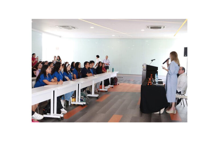 Regina Otero durante la ceremonia de entrega de los Diplomas
del Campus del Verano de iRG a los alumnos de la Universidad Anáhuac
Mayabestudiantes de Anáhuac Mayab que asistieron al Campus de iRG en
Barcelona.