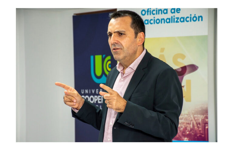 En la UCC, durante la conferencia que ofreció Fermín
Carrillo: “Cómo motivar: elementos emocionales, psicosociales y
relacionales en los procesos de enseñanza y aprendizaje”.