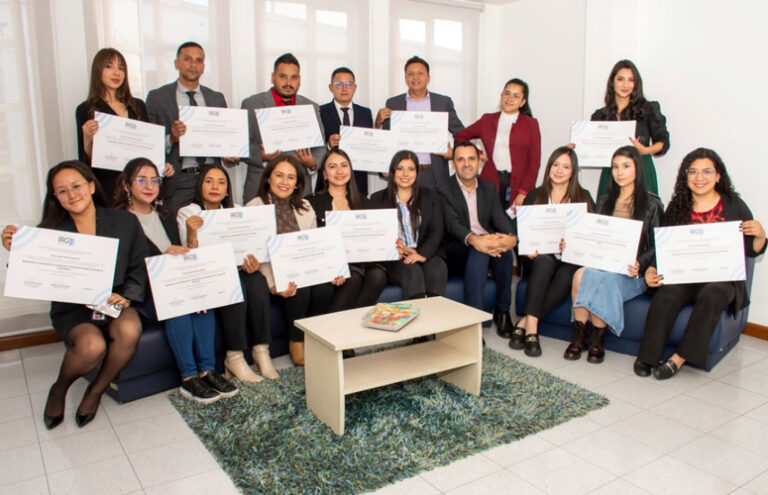 Gabriela Alejandra Cortés, Coordinadora de Internacionalización de la Universidad Cooperativa de Colombia y Fermín Carrillo, Director de Relaciones Internacionales de iRG, en una foto de grupo junto a los alumnos de la UCC que participaron en el Campus de Verano 2024 de iRG celebrado en Barcelona.