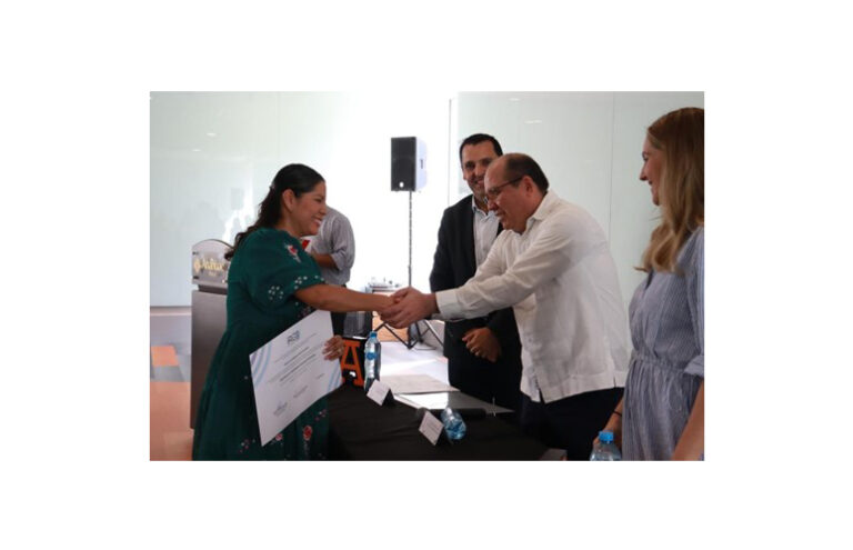 La alumna María Guadalupe Nabté
recibiendo las felicitaciones del Mtro. Alejandro González.