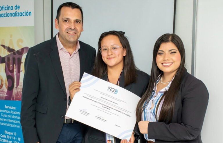 Entrega del título de iRG Diplomado en Psicología Clínica: Evaluación e intervención desde las Terapias de 3 Generación a la alumna Karen L. Guzmán.