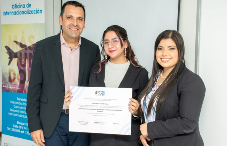 Entrega del título Diplomado en Neuroeducación: Intervención y Estimulación del Desarrollo Cognitivo a la alumna Paula D. Varela.