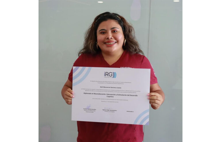 Entrega del título iRG Diplomado en Neuroeducación: Intervención y Estimulación del Desarrollo Cognitivo a la alumna Abril M. Sánchez.