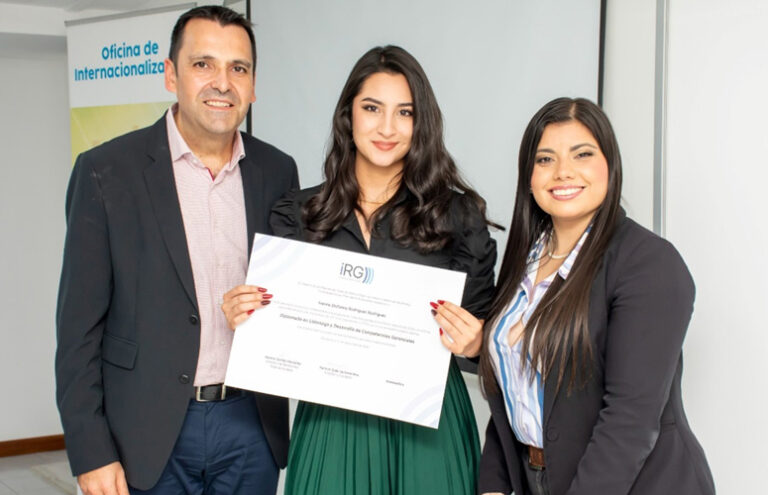 Entrega del título iRG Diplomado en Liderazgo y Competencias Gerenciales a la alumna Ivonne S. Rodríguez.