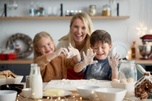 <familia-cocinando-juntos-divirtiendose>