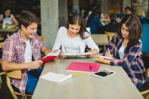 <grupo-de-estudiantes-nuevos-habitos>