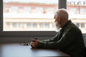 <hombre-en-soledad-mirando-por-la-ventana>