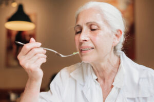 <mujer-comiendo-sopa>