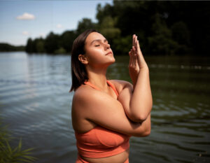 <chica-haciendo-ejercicios-de-yoga-en-la-naturaleza>