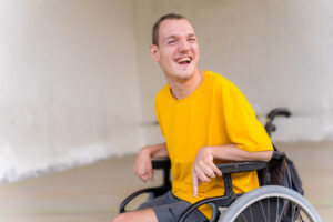 <hombre-en-silla-de-ruedas-con-gran-sonrisa>