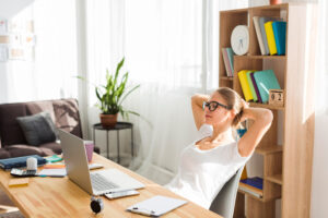 <mujer-en-frente-del-ordenador-teletrabajando-desde-casa>