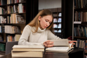 <chica-estudiando-en-casa>