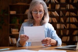 <mujer-anciana-leyendo-carta-de-suicidio-adolescente>