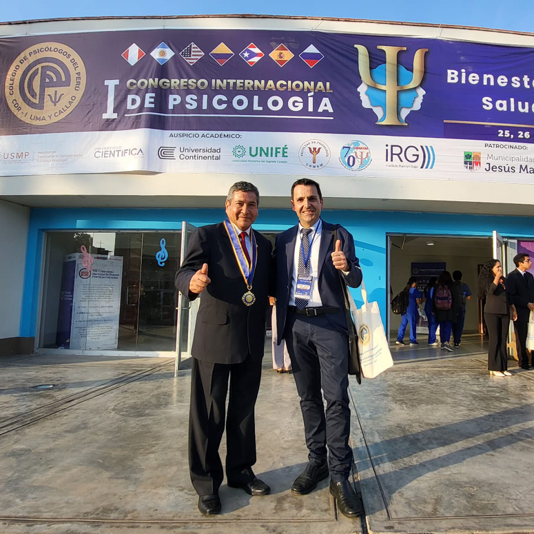 D. Edgardo Soto Tenorio. Decano del Consejo Directivo Regional I Lima-Callao del Colegio de Psicólogos del Perú con Fermín Carrillo.