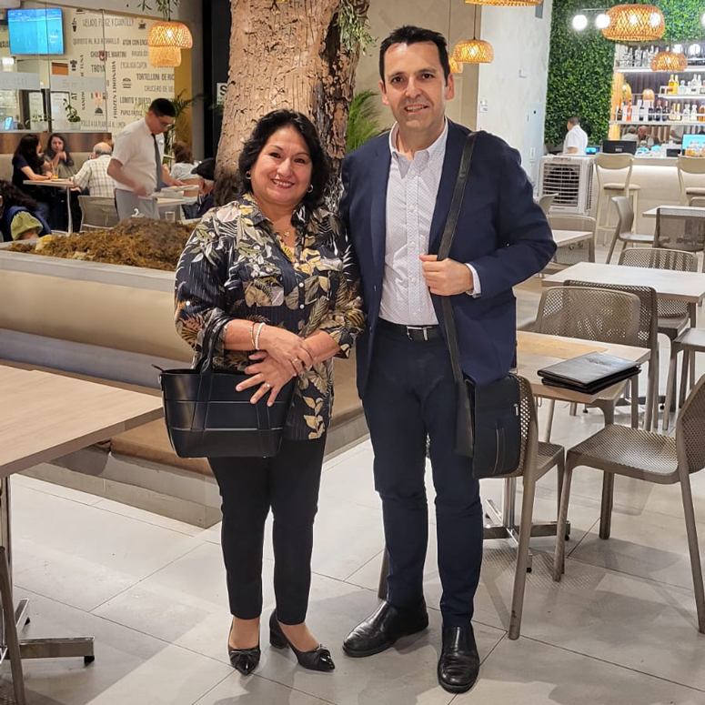 D.ª Teresa Machado, decana del Consejo Directivo Nacional del Colegio de Psicólogos del Perú con Fermín Carrillo.