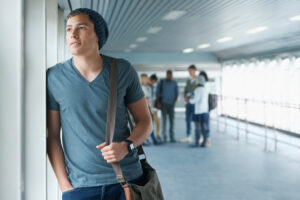 <chico-con-la-mochila-en-campus-de-universidad>