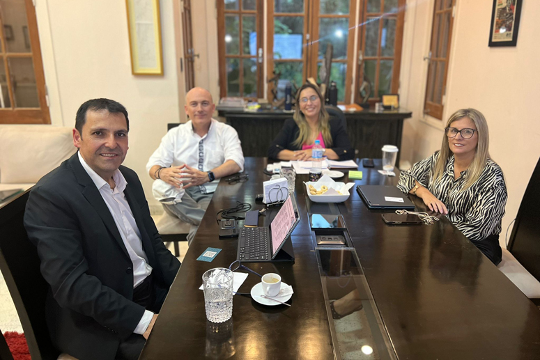 Reunión de Fermín Carrillo, Pablo Álamo, Celia Acosta, directora general; dra. María de los Milagros Carregal, vicerrectora académica.