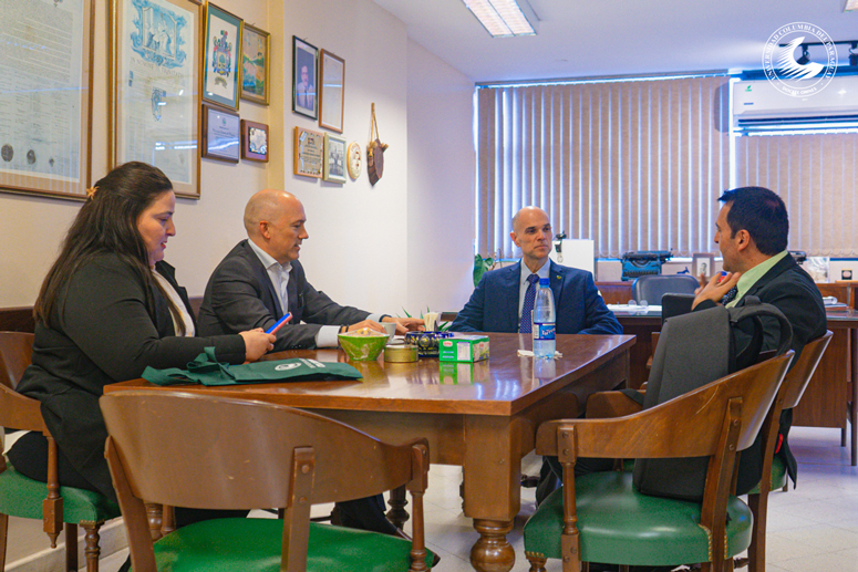Reunión con el rector de la Universidad Columbia del Paraguay, Dr. Javier Battilana Urbieta, antes de proceder a la firma del convenio.