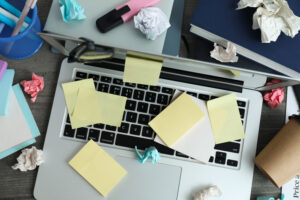 <concepto-de-lugar-de-trabajo-y-espacio-de-trabajo-de-oficina-desordenado>