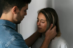 <hombre-y-mujer-peleando-en-casa>