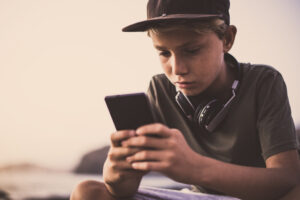 <joven-usando-el-telefono-movil>