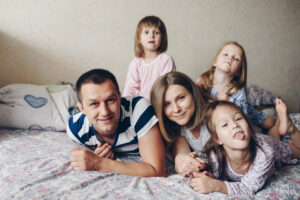 <los-ninos-y-los-padres-descansan-por-la-manana-en-la-cama>