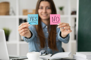 <mujer-sonriente-de-tiro-medio-sosteniendo-un-post>