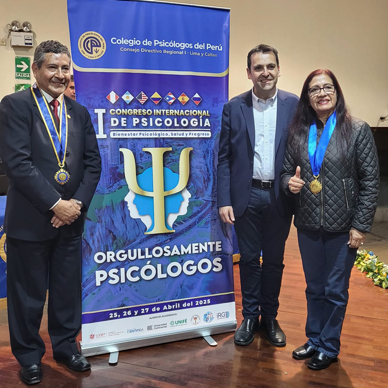 D. Edgardo Soto, Fermín Carrillo y D.ª Ana Rosario Quiroz Castañeda, consejera de Economía.