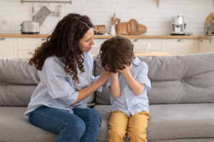 <primer-plano-de-una-madre-preocupada-calma-un-nino-llorando>