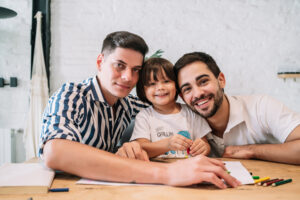 <retrato-de-un-nino-pasando-un-buen-rato-con-sus-padres-en-casa-concepto-de-familia>