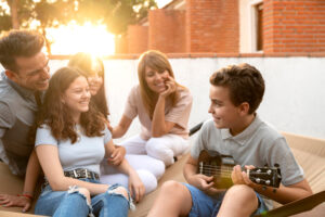 <reunion-familiar-y-tocar-el-ukelele-juntos>