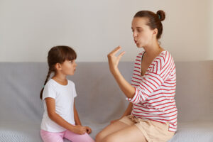 <un-nino-pequeno-y-encantador-que-aprende-la-pronunciacion-correcta-de-los-sonidos>