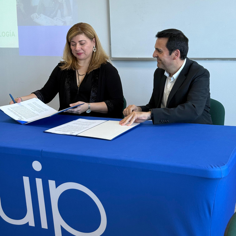 Mgtr. Eida Ramos y Fermín Carrillo tras la firma.