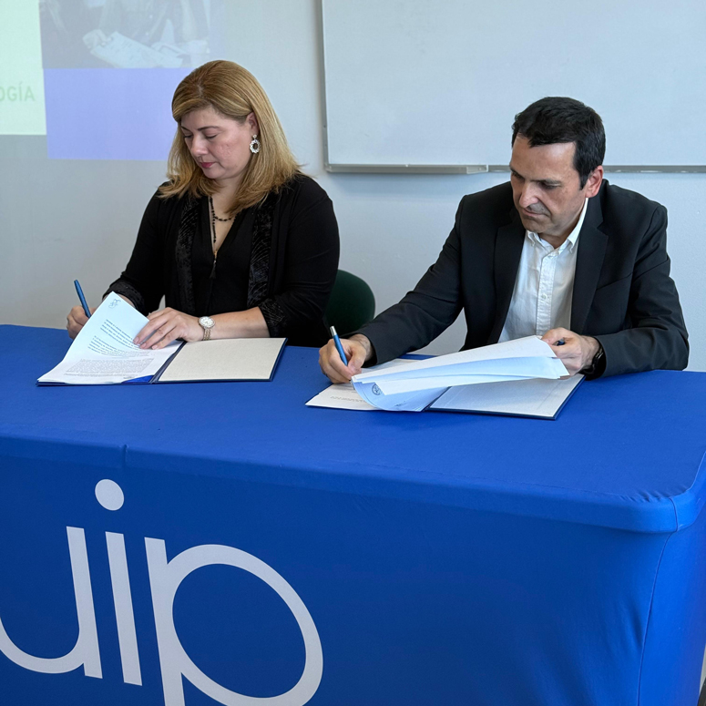 Mgtr. Eida Ramos, rectora de la Universidad Interamericana de Panamá (UIP) y Fermín Carrillo, director de RRII del instituto Raimon Gaj (iRG) durante la firma del convenio marco entre las dos instituciones.