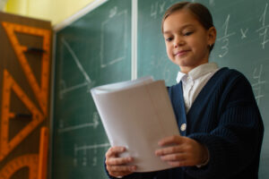 <chica-de-tiro-medio-aprendiendo-matematicas-en-la-escuela>