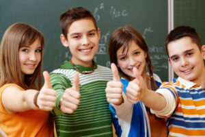 <companeros-de-clase-con-el-pulgar-hacia-arriba-en-un-aula>