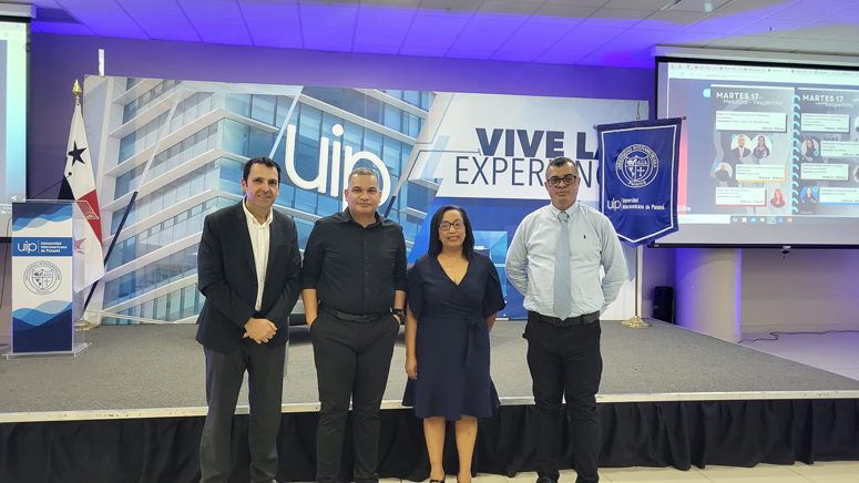 Fermín Carrillo con Luis Bermúdez, director académico de psicología de la UIP, Mercedes Vega, presidenta del Consejo Técnico de Psicología de Panamá y Christian Tejeira, presidente de la Asociación Panameña de Psicología.