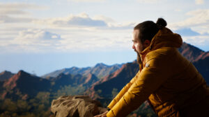 <el-amante-de-la-naturaleza-en-un-pico-de-montana-respira-el-aire-fresco-y-fresco>
