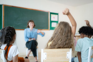 <ensenador-y-estudiantes-aprenden-y-estudian-en-un-aula-de-la-escuela>