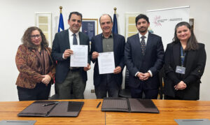 <fermin-carrillo-firma-convenio-en-chile>
