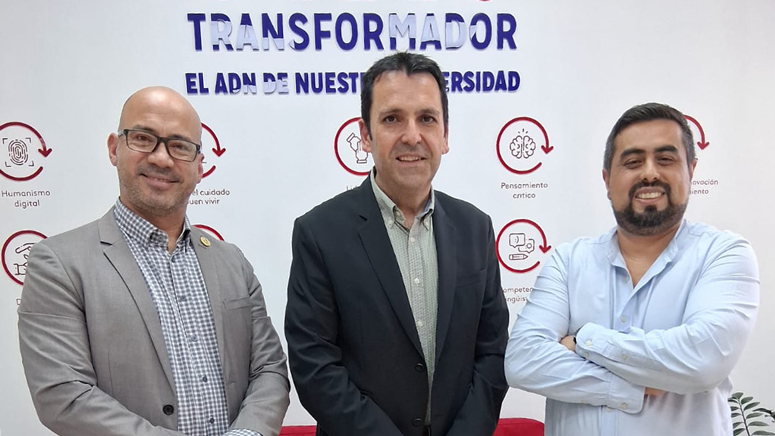 Juan Estrella, director de la carrera de Psicología, y Fernando Téllez, vicerrector académico, de la Universidad del Istmo, con Fermín Carrillo (centro).