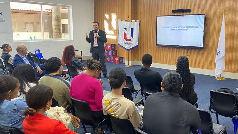 Conferencia sobre factores de empleabilidad en profesionales de la Psicología impartida por Fermín Carrillo en la Universidad del Istmo.