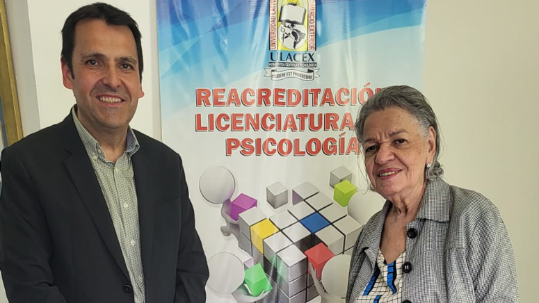 Fermín Carrillo con Eva Inés Echeverría, directora académica de la ULACEX.
