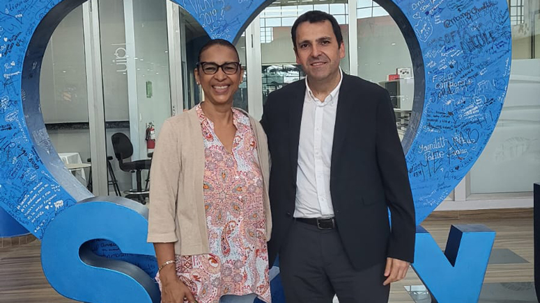 Ana María Flórez, vicepresidenta de la Unión Centroamericana de Colegios y Asociaciones de Psicología (UCCAP) con Fermín Carrillo.