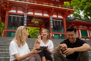 <grupo-de-amigos-en-japon-comiendo-comida-tradicional>