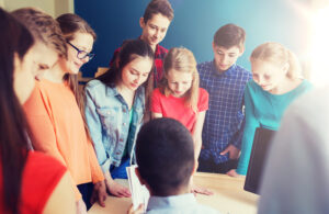 <grupo-de-estudiantes-y-maestros-hablando-en-el-aula>