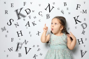 <linda-nina-y-letras-sobre-fondo-gris-claro-concepto-de-terapia-del-habla>